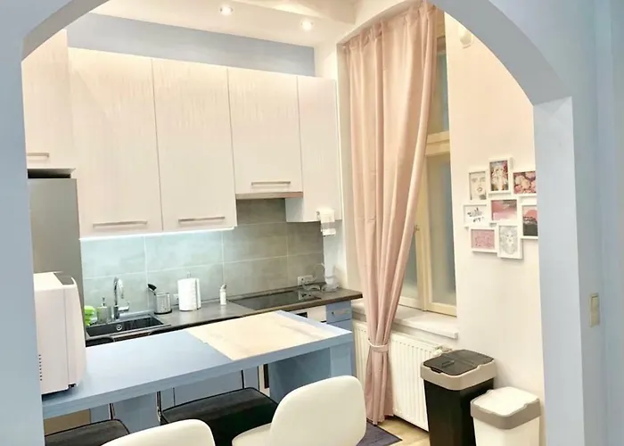 Apartmán Modern, By Keleti - 2 Kitchens, A/c, Park